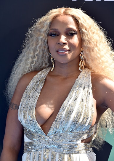 Mary J Blige S 2019 Bet Awards Looks Were All White To Honor Her
