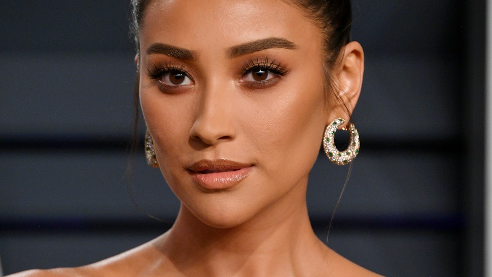 Shay Mitchell S Blue Bob Hair Makes Her Look Totally Unrecognizable