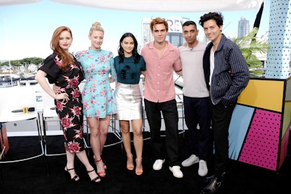 Cole Sprouse, Lili Reinhart, Kj Apa, Camila Mendes and Madelaine Petsch posing together for a photo