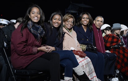 Michelle Obama and Barack obama with their children dressed in winter wear while sitting outside