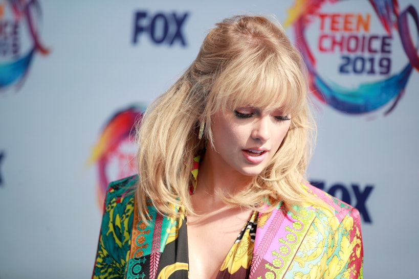 Taylor Swifts 2019 Teen Choice Awards Outfit Was Versace Rainbow