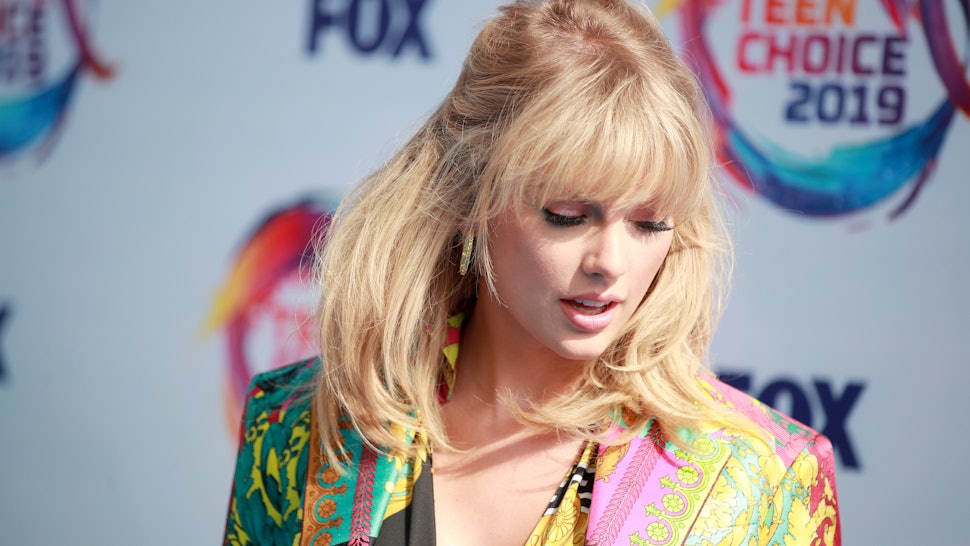 Taylor Swifts 2019 Teen Choice Awards Outfit Was Versace Rainbow Taylor Swifts 2019 Teen Choice Awards Outfit Was Versace Rainbow