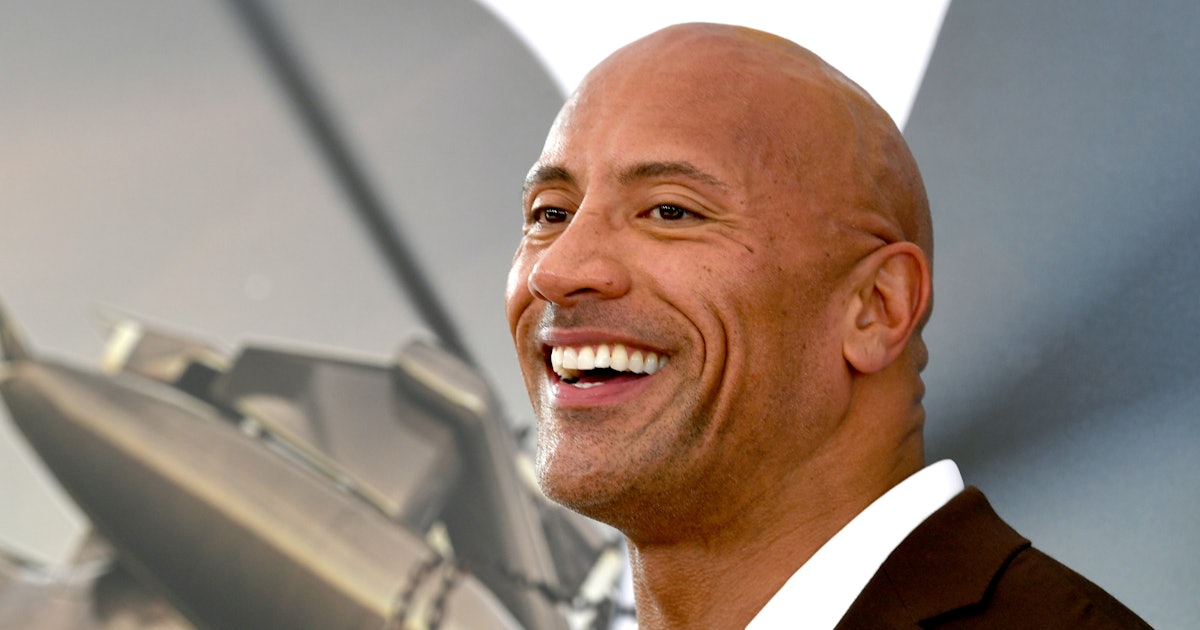 How Tall Is Dwayne Johnson The Rock S Height Towers Over His Hobbs Shaw Costars