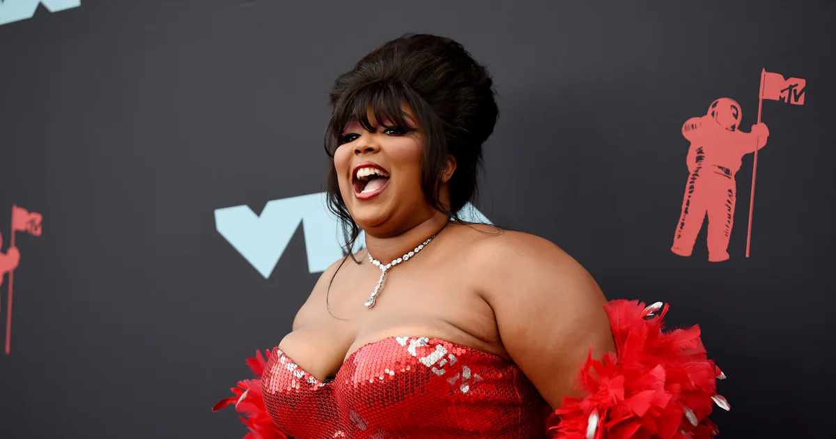 Lizzo's VMAs 2019 Dress Is 100% On Fire & She Looks Good As Hell Lizzo's VMAs 2019 Dress Is 100% On Fire & She Looks Good As Hell