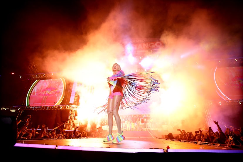 CARSON, CALIFORNIA - JUNE 01: (EDITORIAL USE ONLY. NO COMMERCIAL USE) Taylor Swift performs onstage ...