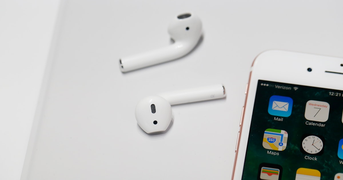 Iphone 11 Earphones Original 3 7365cb00 0337 4f82 83a0 2b804a6af576 getty 599948276