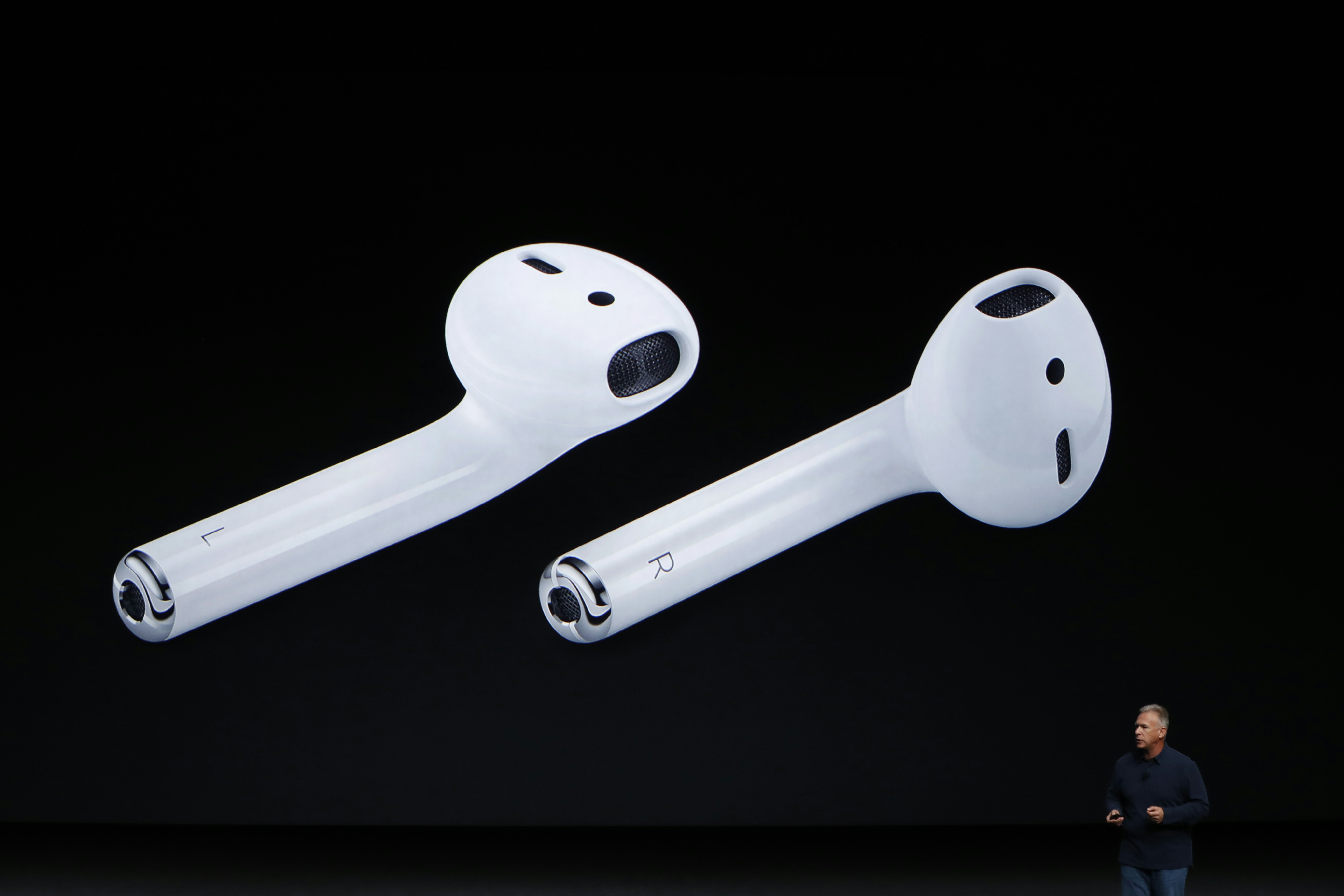 Does an iphone 11 discount pro max come with airpods