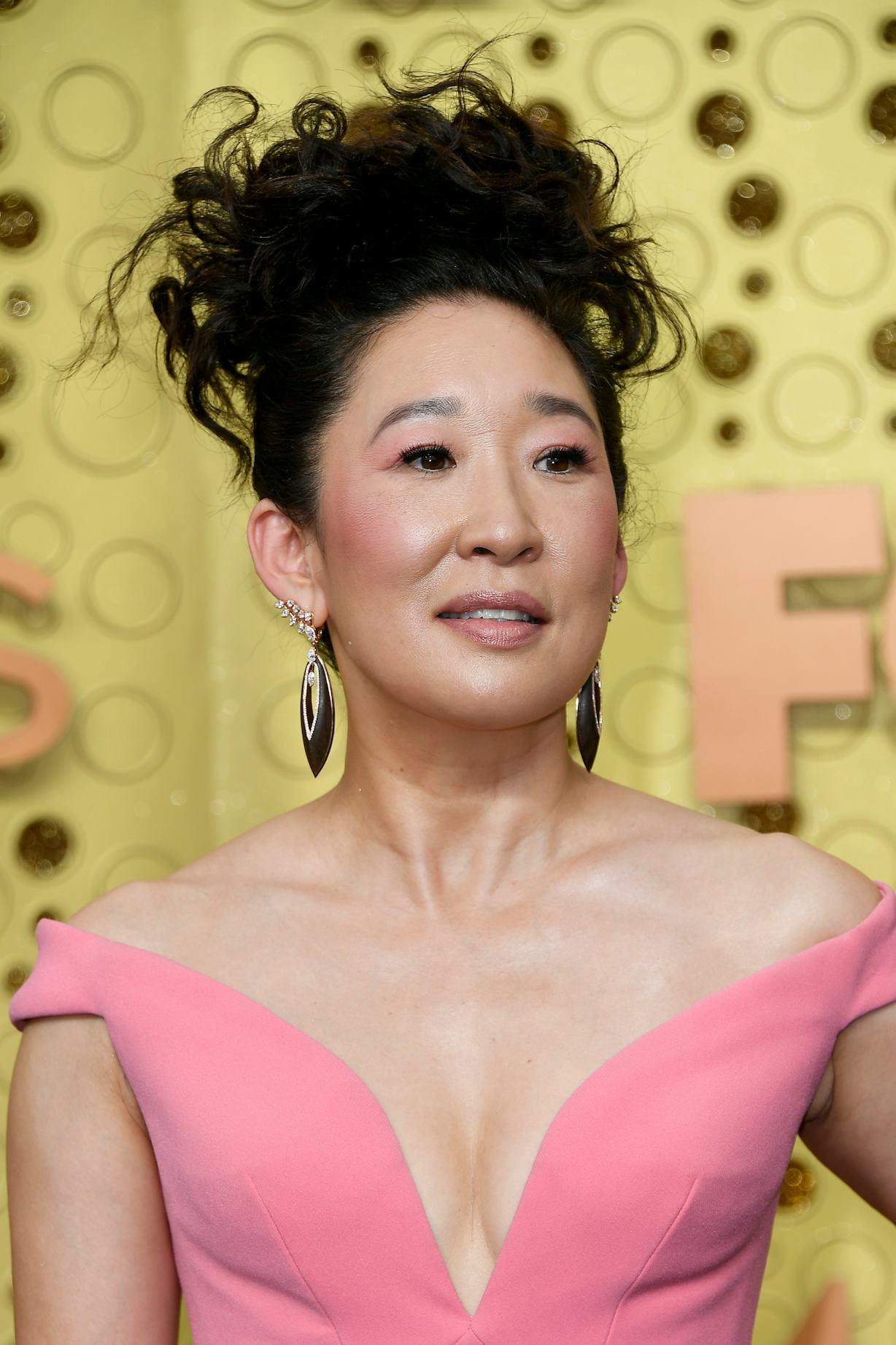 Fans Think Sandra Oh's 2019 Emmys Dress References An Iconic 'Killing