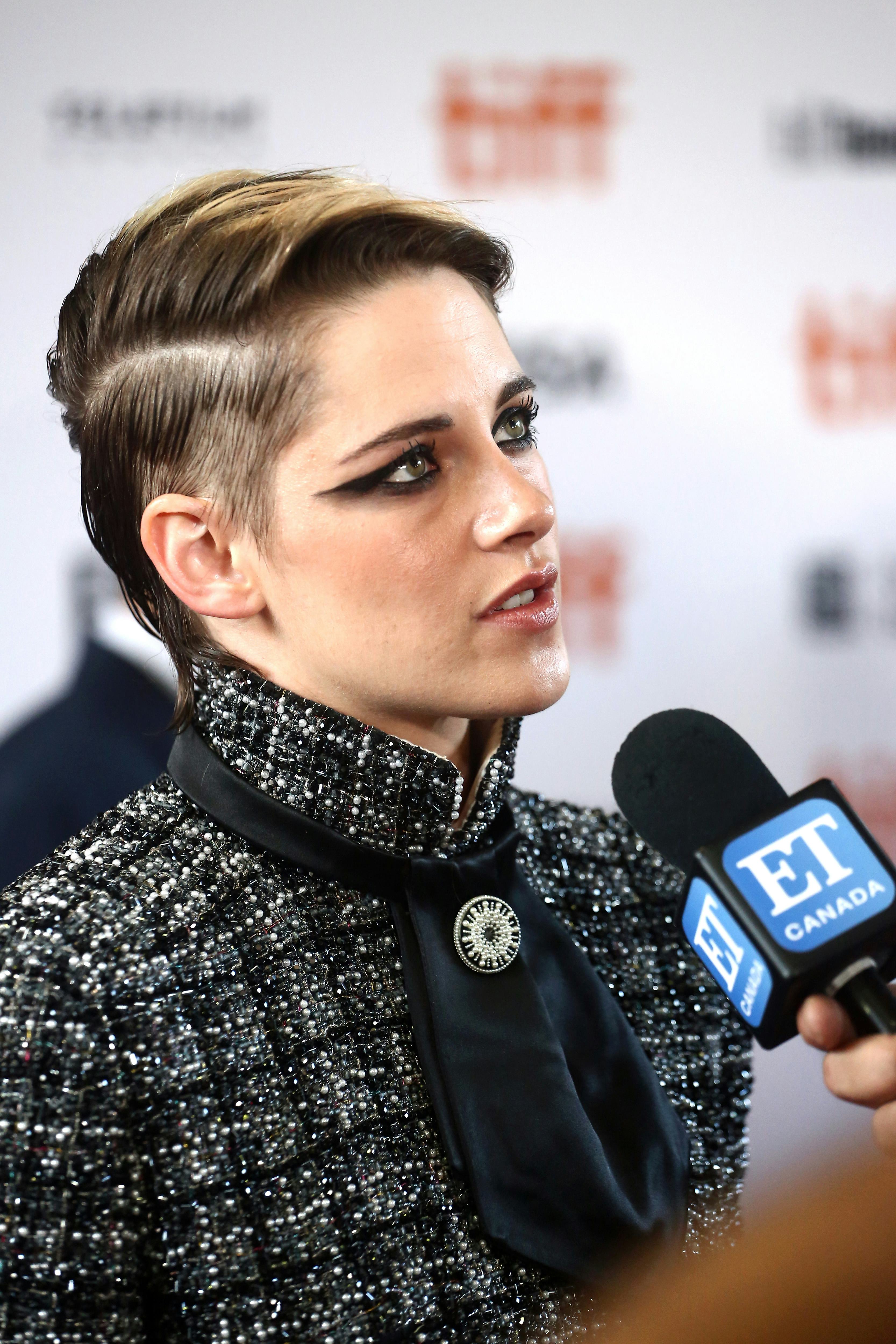 Kristen Stewart S New Short Haircut Is Part Blonde Part Brunette All Fabulous