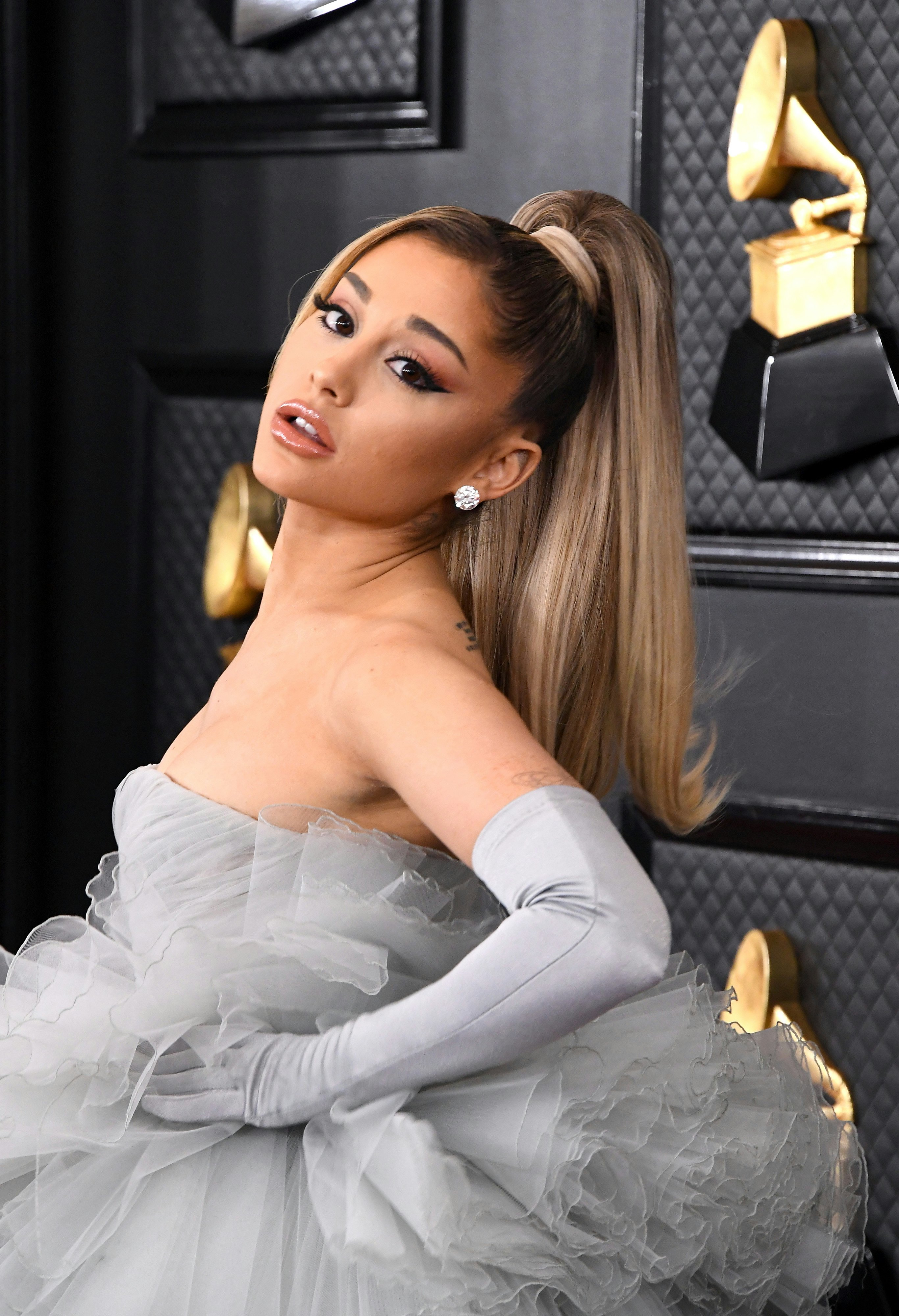 Ariana Grande Worked It in a Red Dress at the 2013 American Music Awards  [RED CARPET PHOTOS]