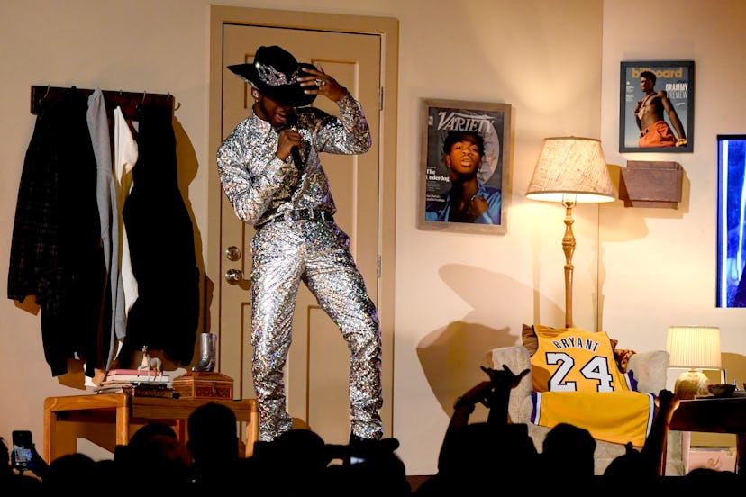 Lil Nas X paid tribute to Kobe Bryant at the 2020 Grammys.