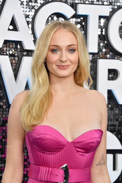 Sophie Turner is one of many who are rocking '60s makeup trends lately