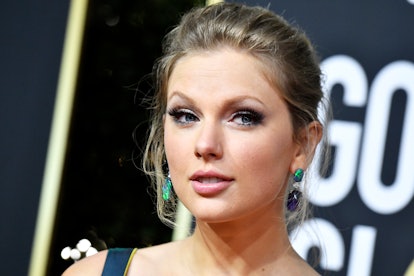 Taylor Swift's Golden Globe earrings were mismatched. 