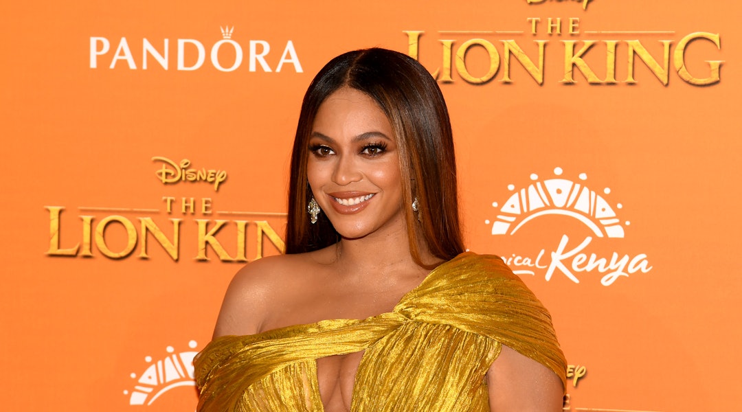 Beyonce S Golden Globes Dress Confirms That Big Sleeves Are About