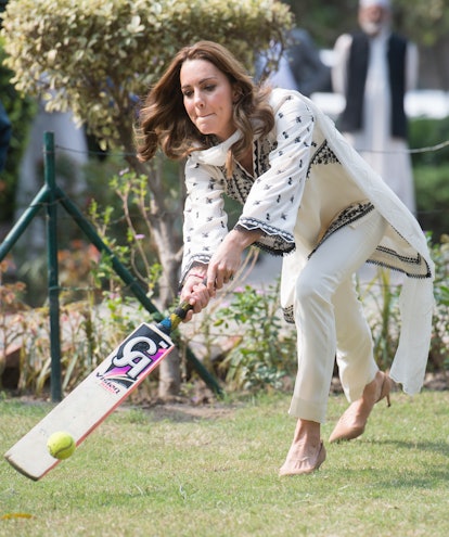 Middleton plays cricket while in Pakistan 