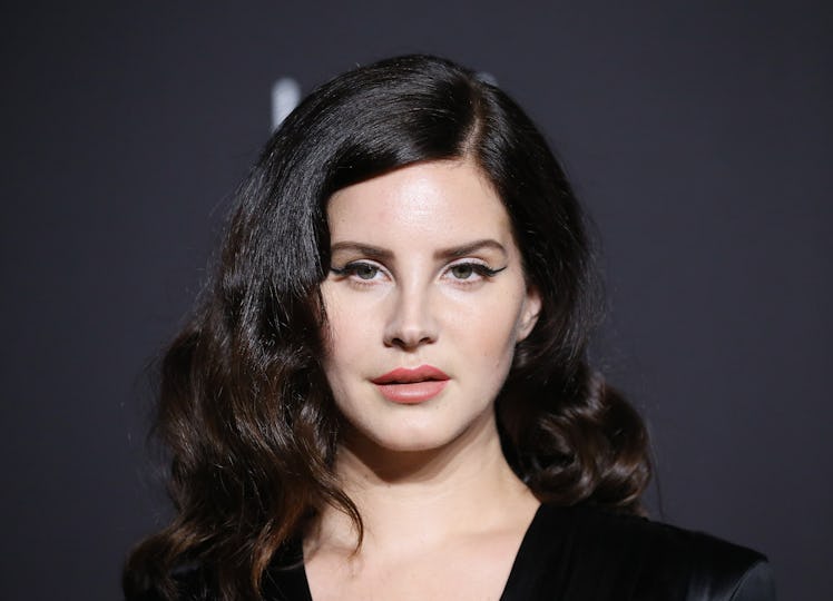 These tweets about Lana Del Rey's mesh mask from her is getting a lot of flack.