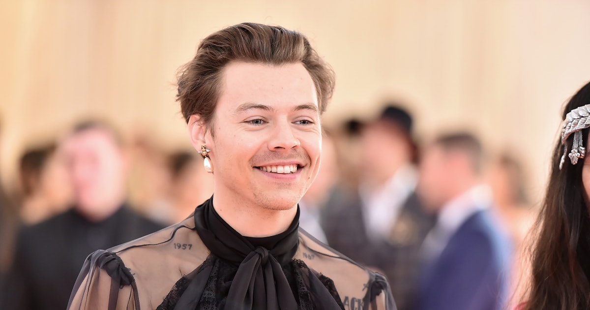 Harry Styles Covers The December Issue Of Vogue, And Its ...