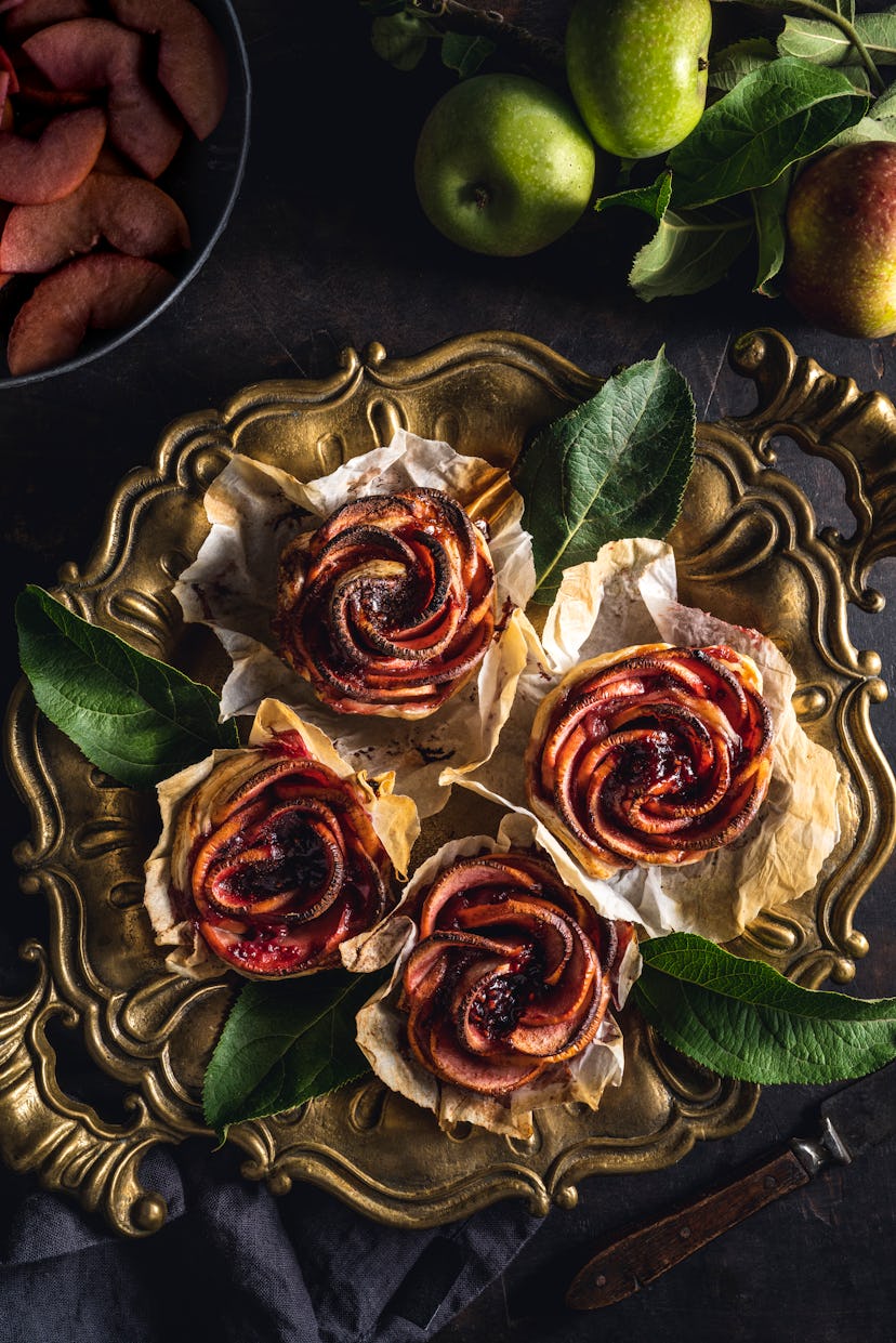 elegant thanksgiving dessert: thinly sliced apples rolled into roses