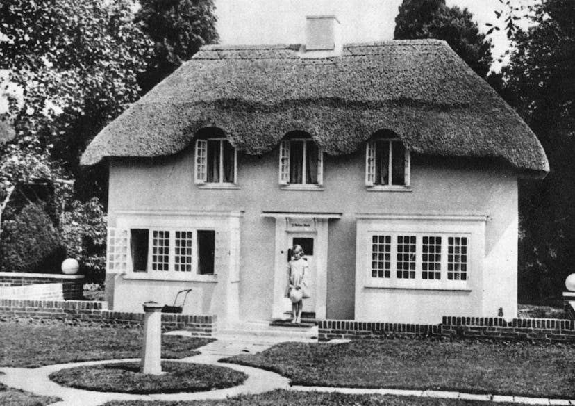 queen elizabeth in front of her playhouse