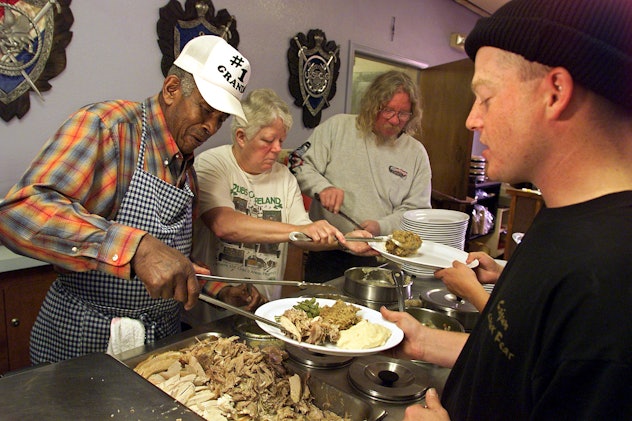 veterans having thanksgiving dinner