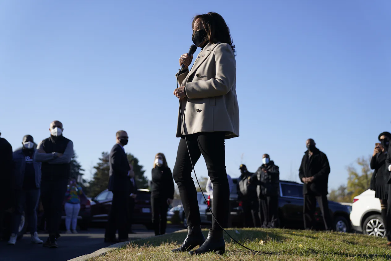 25 Kamala Harris Outfits That Prove She s The Best At Power Dressing 25-kamala-harris-outfits-that-prove-she-s-the-best-at-power-dressing