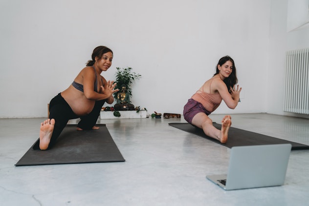 pregnant women doing virtual workout