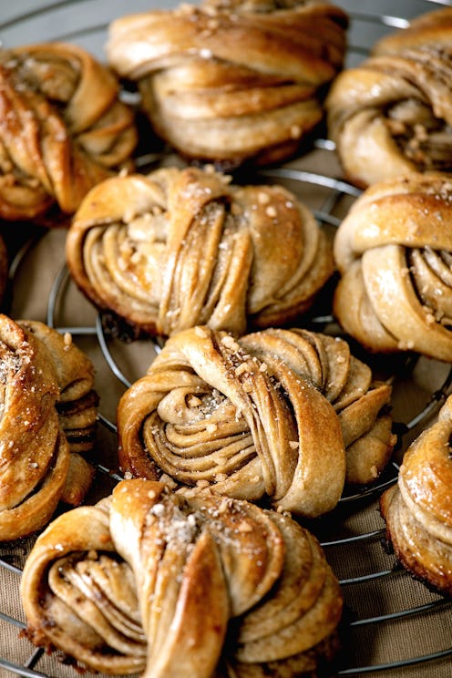 Swedish cardamombulle, pasties made with cardamom. Dietitians explain cardamom's health benefits.
