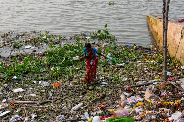 Plastic pollution in on the shore of the Ganges