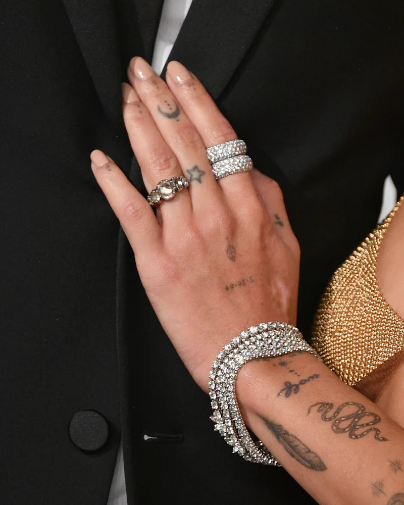 Celebrities Signet Rings 15 Unconventional Celebrity Engagement Rings That Go Against Tradition