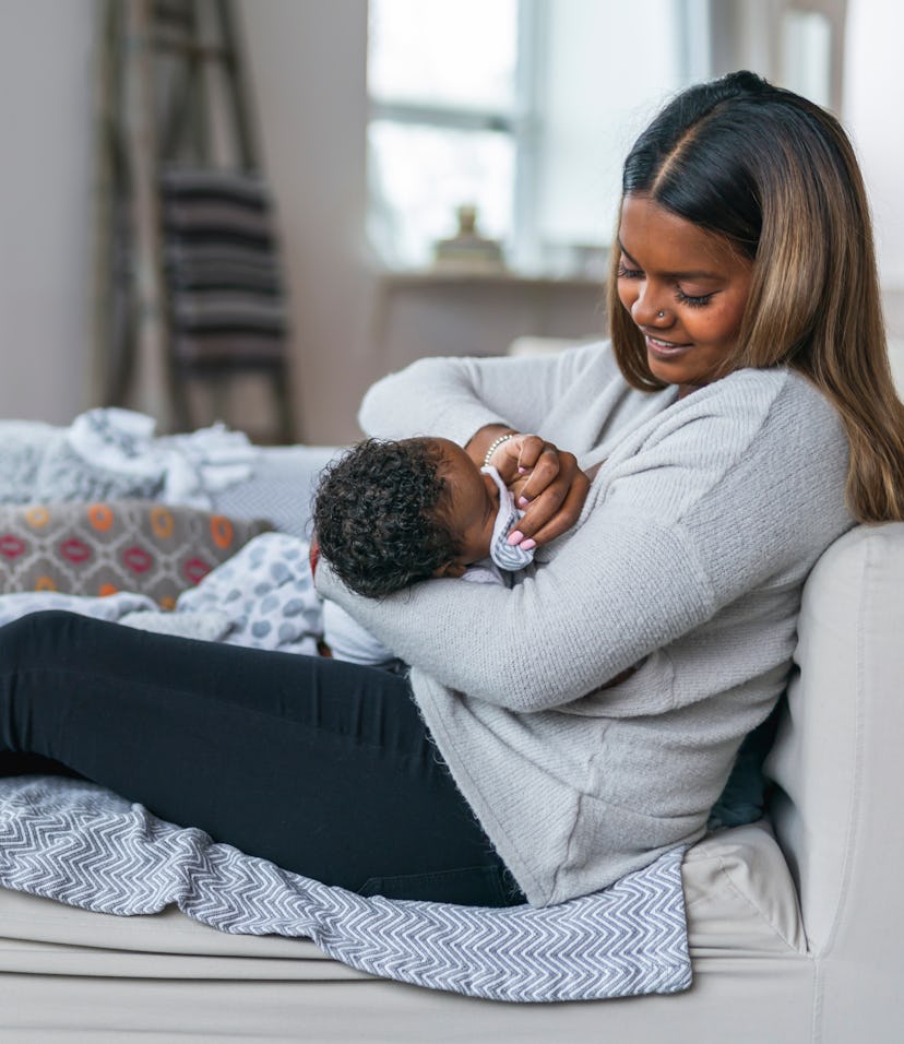 mom breastfeeding on couch, how many calories does breastfeeding burn