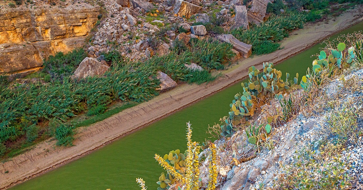 Scientists do not know why one third of the American rivers turned yellow or green
