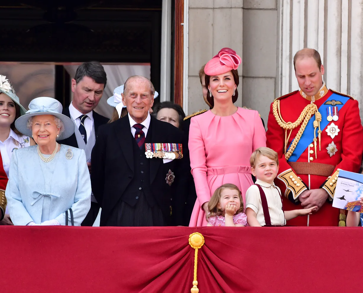 The Queen s New Year s Message Features A Card From The Royal Kids the-queen-s-new-year-s-message-features-a-card-from-the-royal-kids