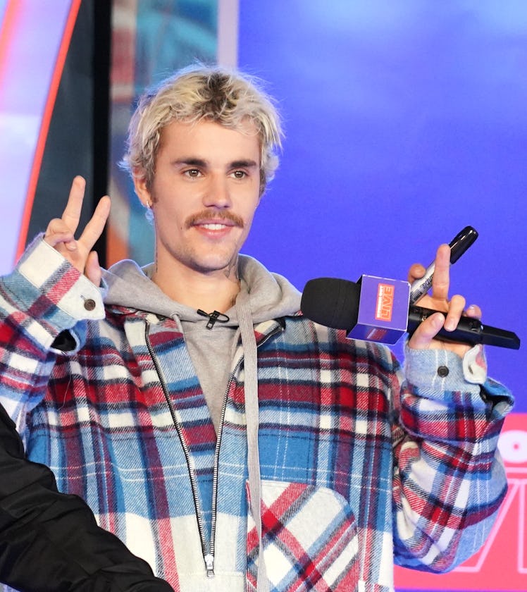 Justin Bieber throws up the peace sign.