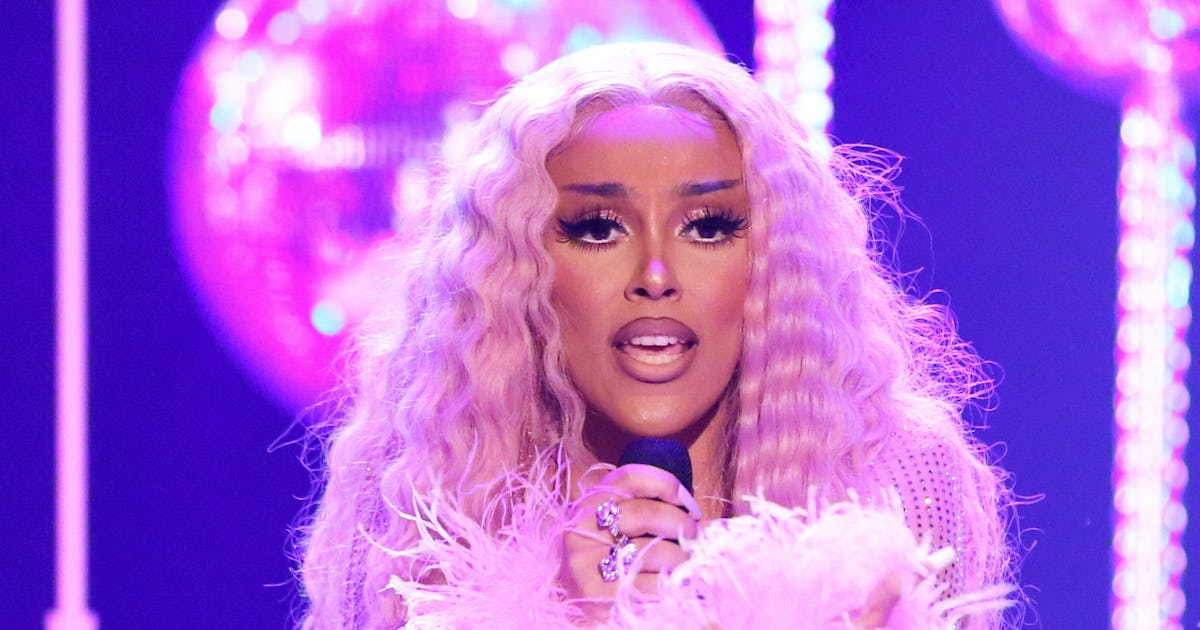Doja Cat S Say So Music Video Outfits Are All The Most Glam Throwbacks Doja Cat S Say So Music Video Outfits Are All The Most Glam Throwbacks