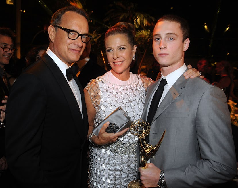 Tom Hanks let his son Chet hold his Oscar like a real prince.
