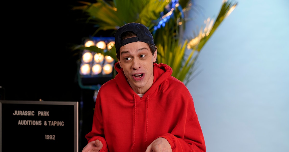 Pete Davidson Wore Drag On Snl It Became An Instant Meme