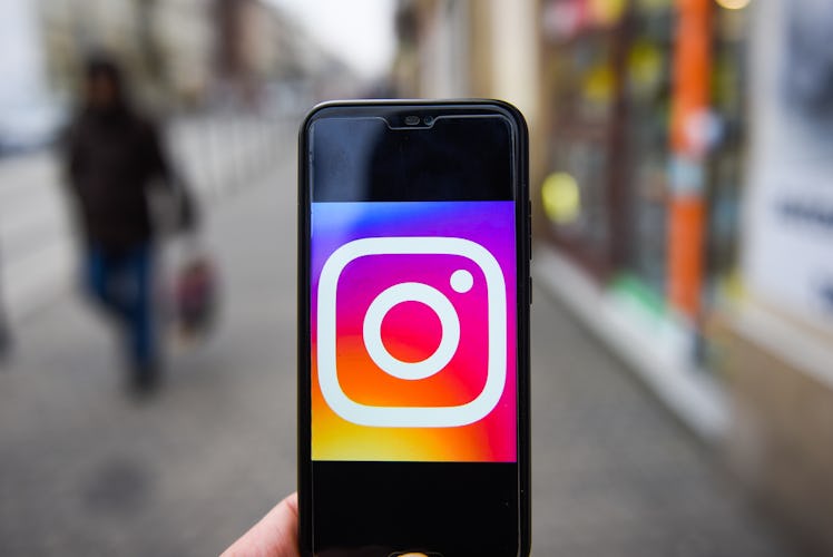 How to get Instagram Dark Mode with Android 9, so you can scroll easier.