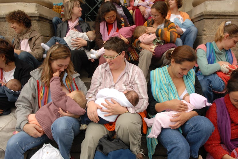 group of mothers breastfeeding 