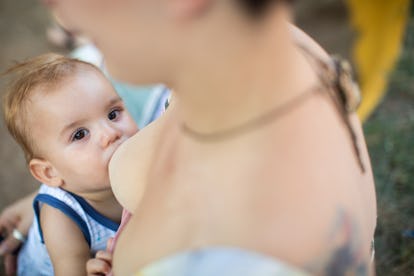 bébé regardant la caméra pendant l'allaitement