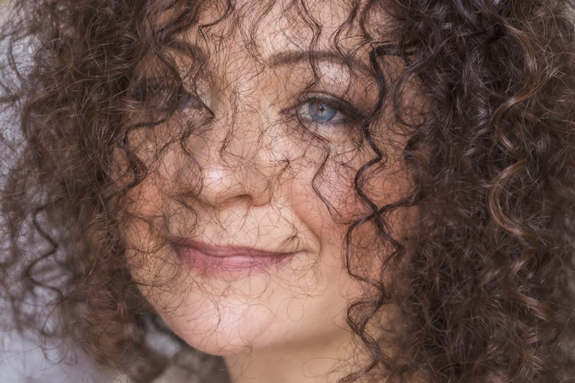 Woman with thinned curly hair