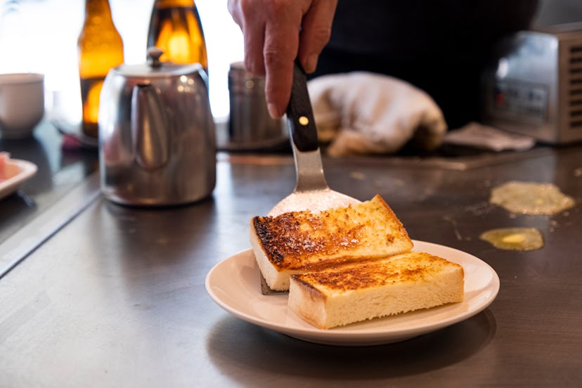 There are simple ingredients for the three-cheese grilled cheese sandwich. 