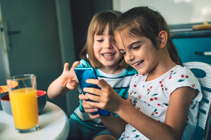girls playing with a phone, apps