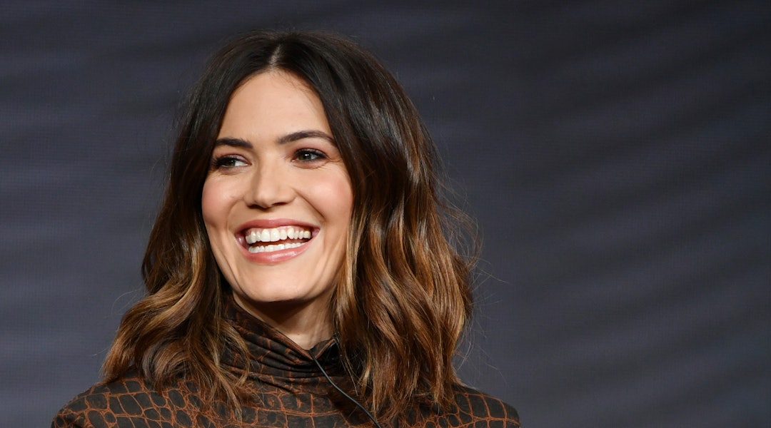 Mandy Moore S Everyday Makeup Routine Features 17 Products But Looks So Natural