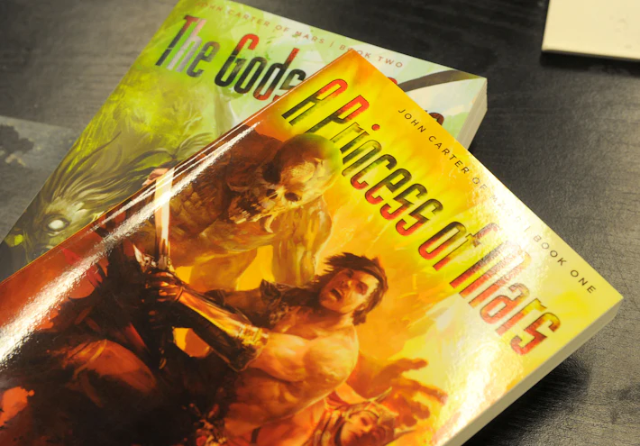 Uma coleção de livros de bolso 'A Princess of Mars'. A história influenciou um século inteiro de criativos como Ray Bradbury e George Lucas. MediaNews Group / Orange County Registre-se através da Getty Images / MediaNews Group / Getty Images