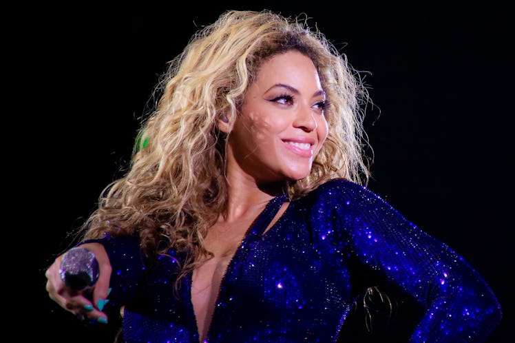 Beyonce performs live on-stage.