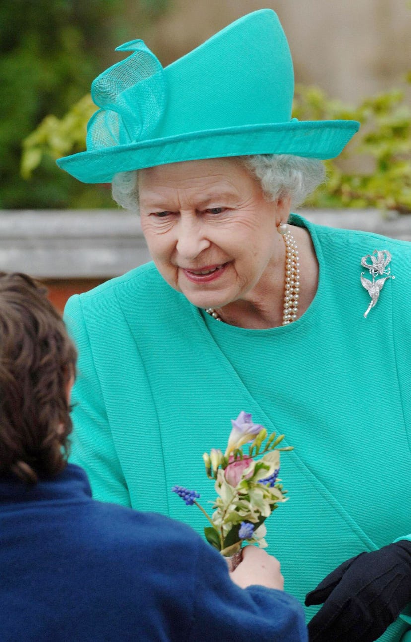 Queen Elizabeth looks bright in teal