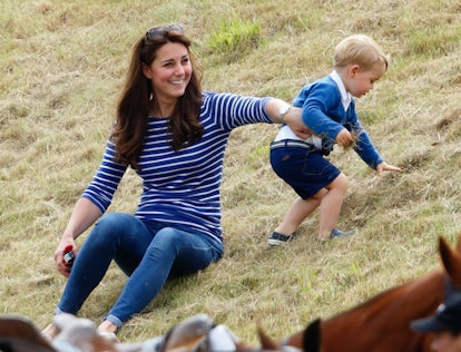 Kate Middleton took to her mom wardrobe of jeans and t-shirts.