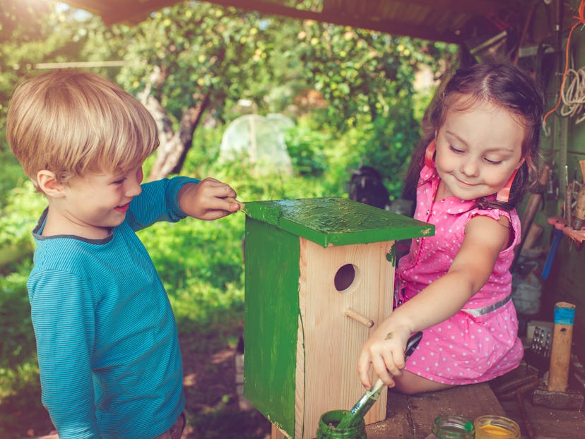 kids making a birdhouse
