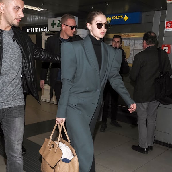 Gigi Hadid carrying oversize tote bag.