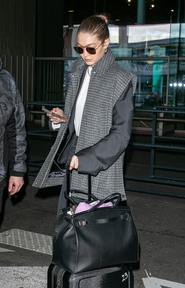 Gigi Hadid carrying oversize tote bag.